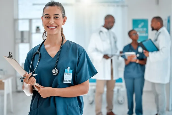 Chequeo médico preventivo en clínica con profesionales de salud