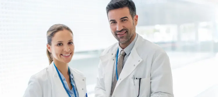Profesionales de la Clínica Keralty Ibagué realizando chequeo médico preventivo