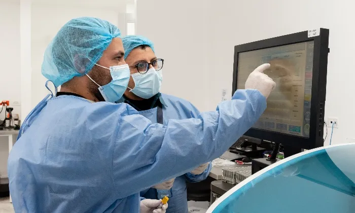 Médicos en cirugía general utilizando tecnología avanzada en quirófano