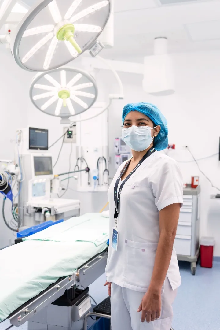 Especialista de la Clínica Keralty Ibagué en quirófano equipada para atención médica