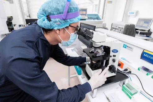 Especialista en laboratorio clínico de la Clínica Keralty Ibagué analizando muestras médicas