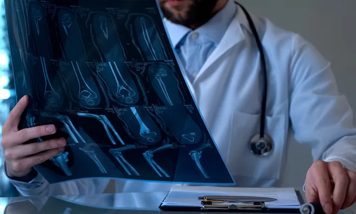 Especialista en ortopedia de la Clínica Keralty Ibagué analizando estudios médicos