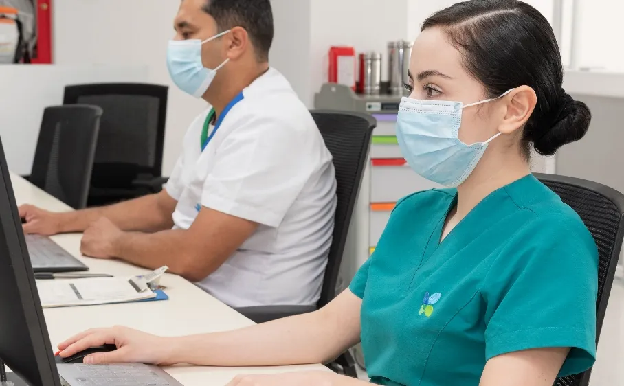 Profesionales de la Clínica Keralty Ibagué trabajando en sistemas de información médica