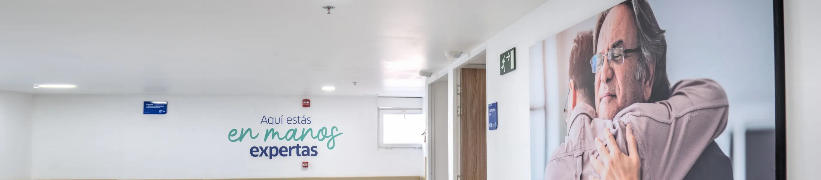 Clínica Keralty Ibagué, pasillo hospitalario con mural de atención humanizada