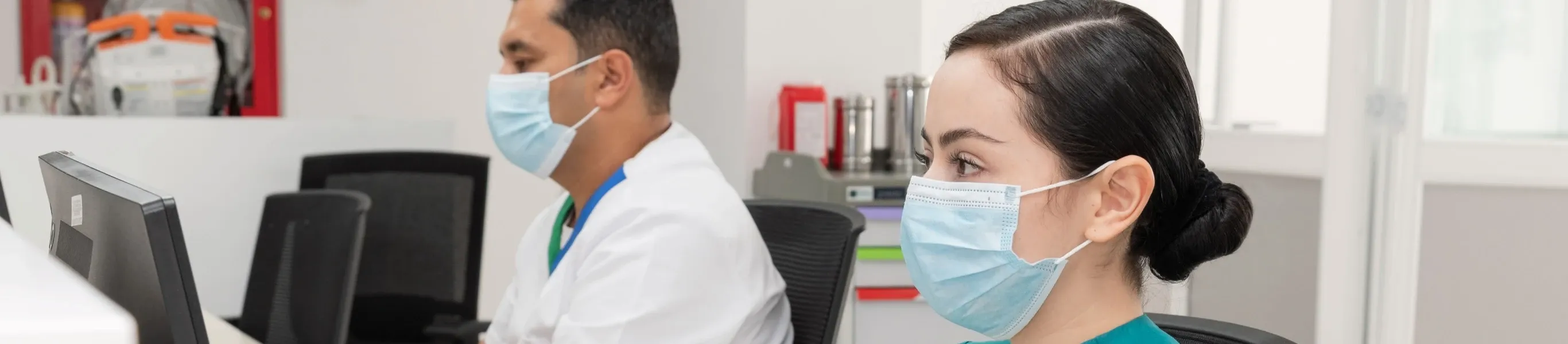 Personal de la Clínica Keralty Ibagué realizando gestión administrativa en salud