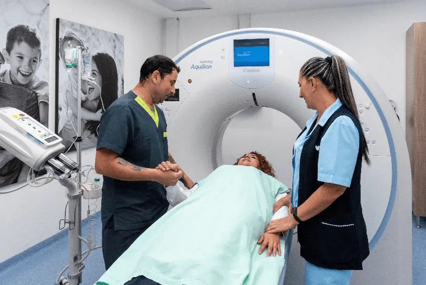 Paciente en tomografía computarizada con acompañamiento médico en la Clínica Keralty Ibagué