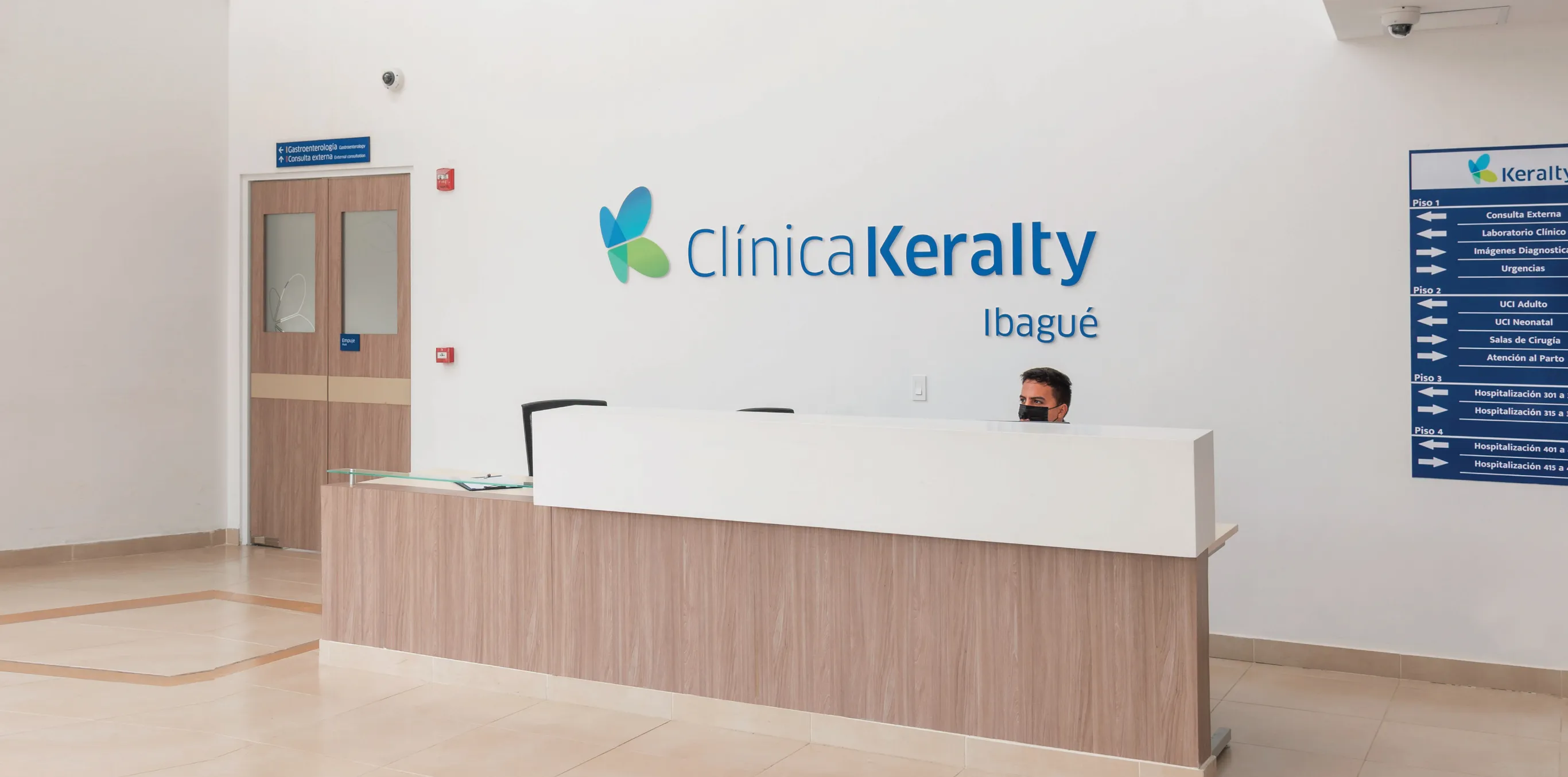 Recepción moderna de la Clínica Keralty Ibagué con atención en salud integral
