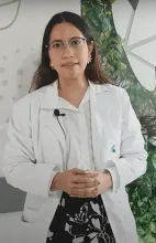 Profesional de la Clínica Keralty en unidad de salud mental brindando atención especializada