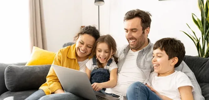 Imagen de familia conectada desde casa con tecnología digital gracias a Keralty Ibagué