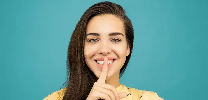 Imagen simbólica del silencio administrativo con mujer sonriendo en fondo azul
